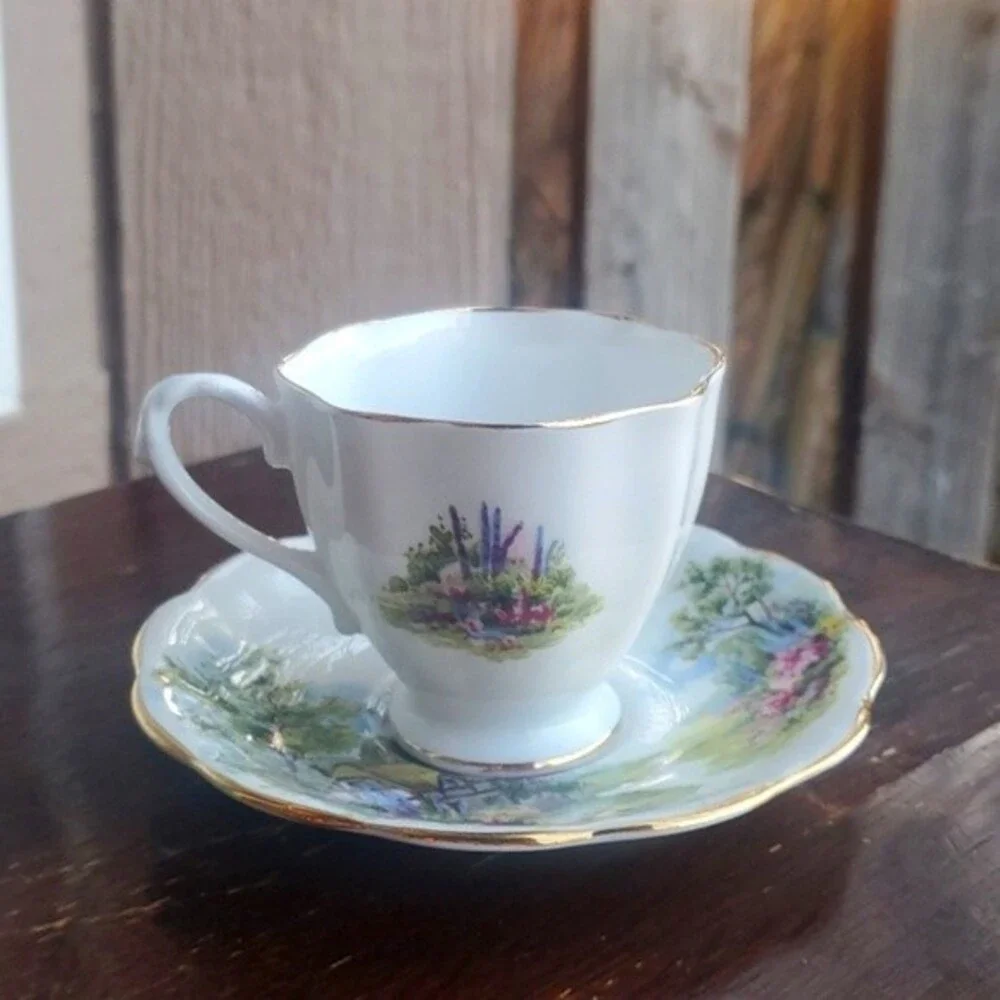 Royal Standard TEACUP and saucer /Fine Bone China England